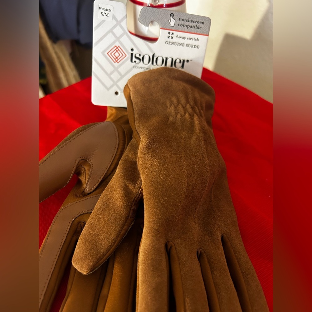 Isotoner womans Genuine Suede Gloves - Tan
